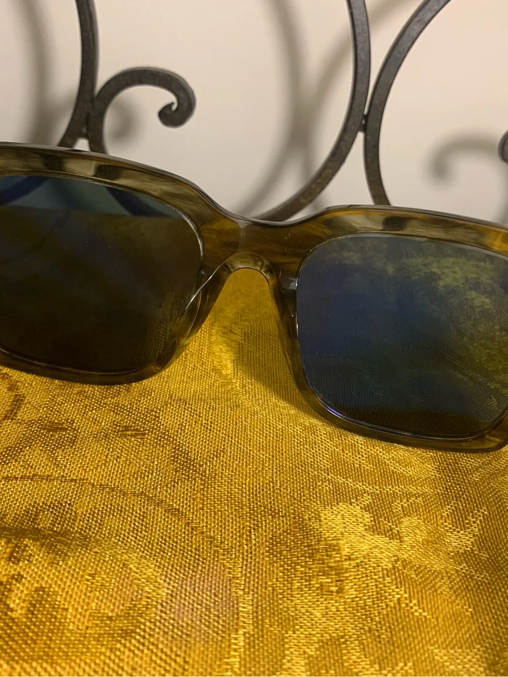 Oliver Peoples up grabs